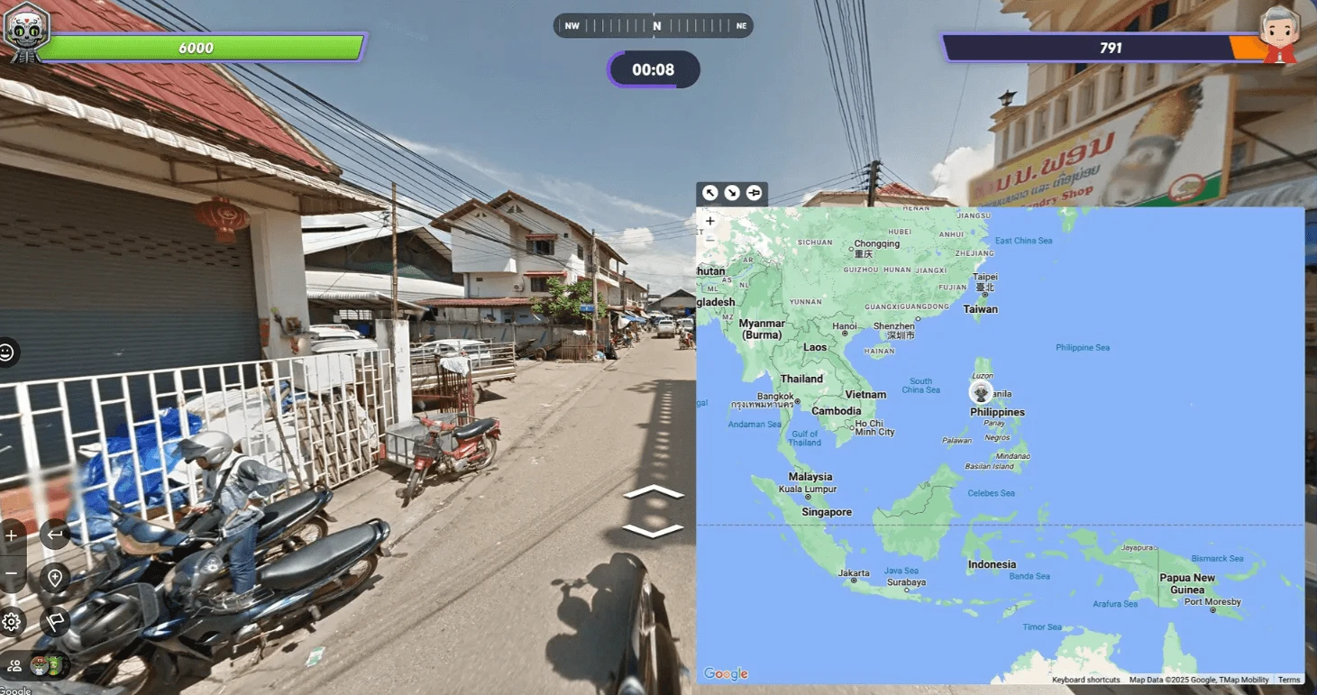 Вид улицы города и его точка на карте в игре GeoGuessr